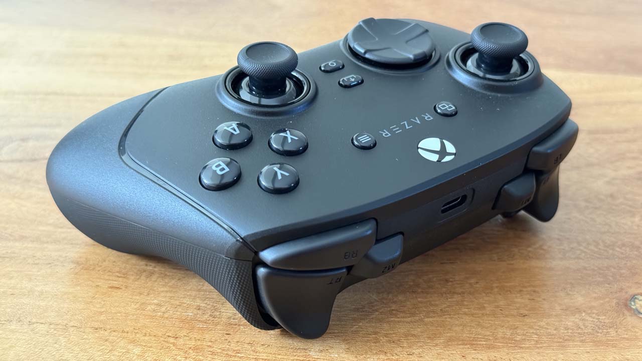 Les deux buumpers supplémentaires permettent une prise en griffe de la manette Razer Wolverine V3 Pro