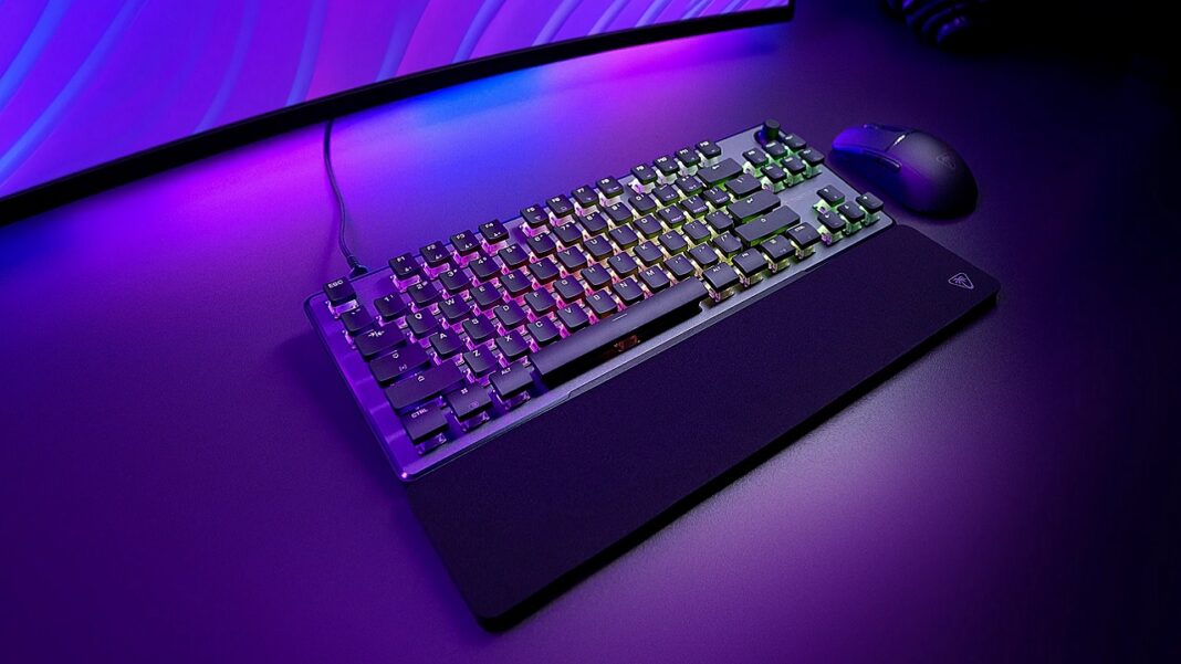 Le nouveau clavier Vulcan II TKL Pro de Turtle Beach sur un bureau éclairé au RGB