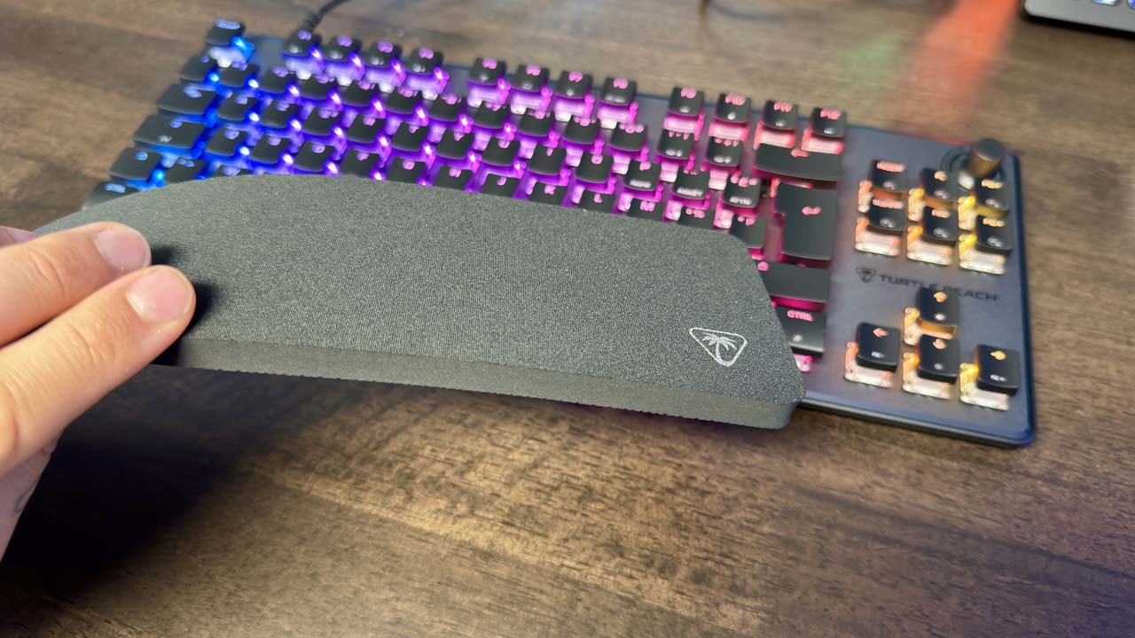 Le repose poignet en mousse du Turtle Beach Vulkcan 2 Pro TKL dénote un peu