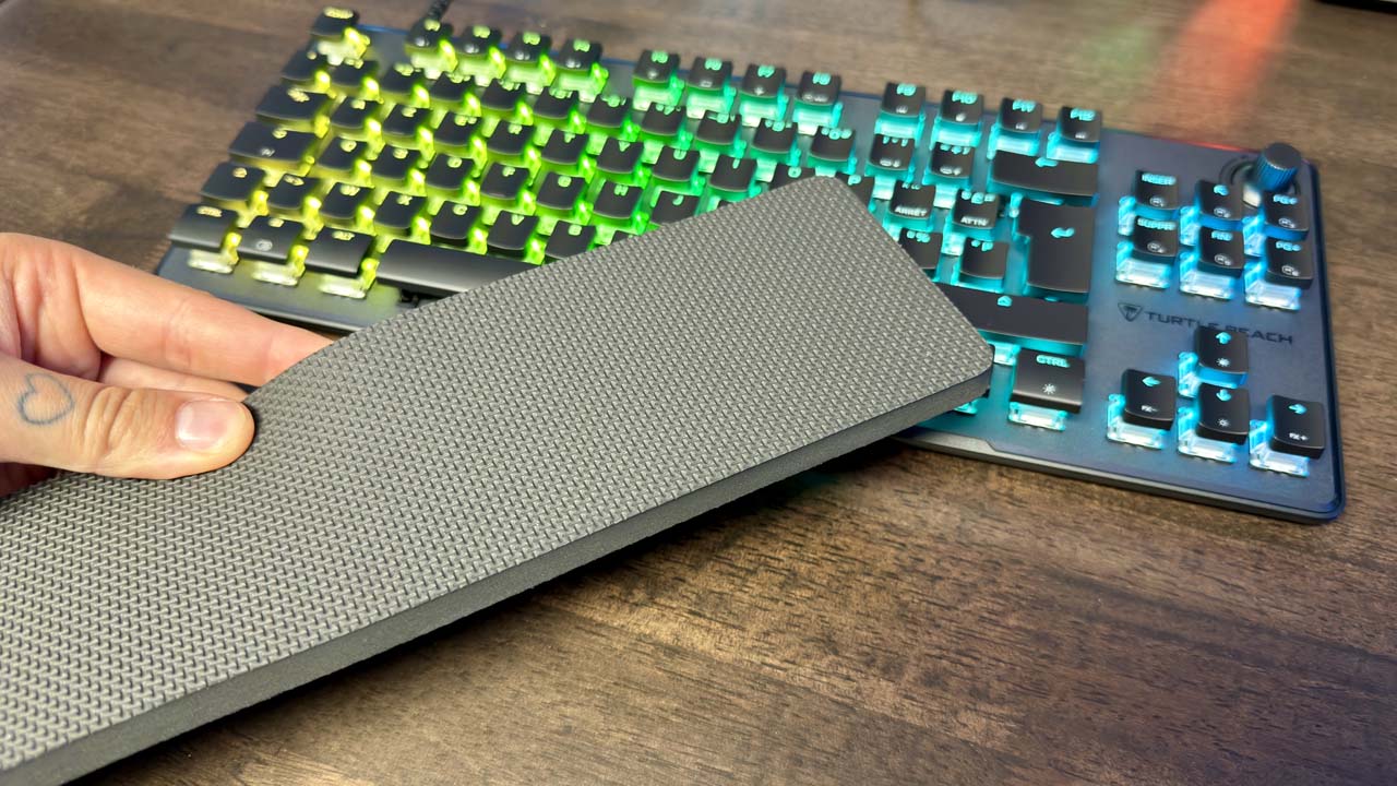 Le repose poignet en mousse du Turtle Beach Vulkcan 2 Pro TKL