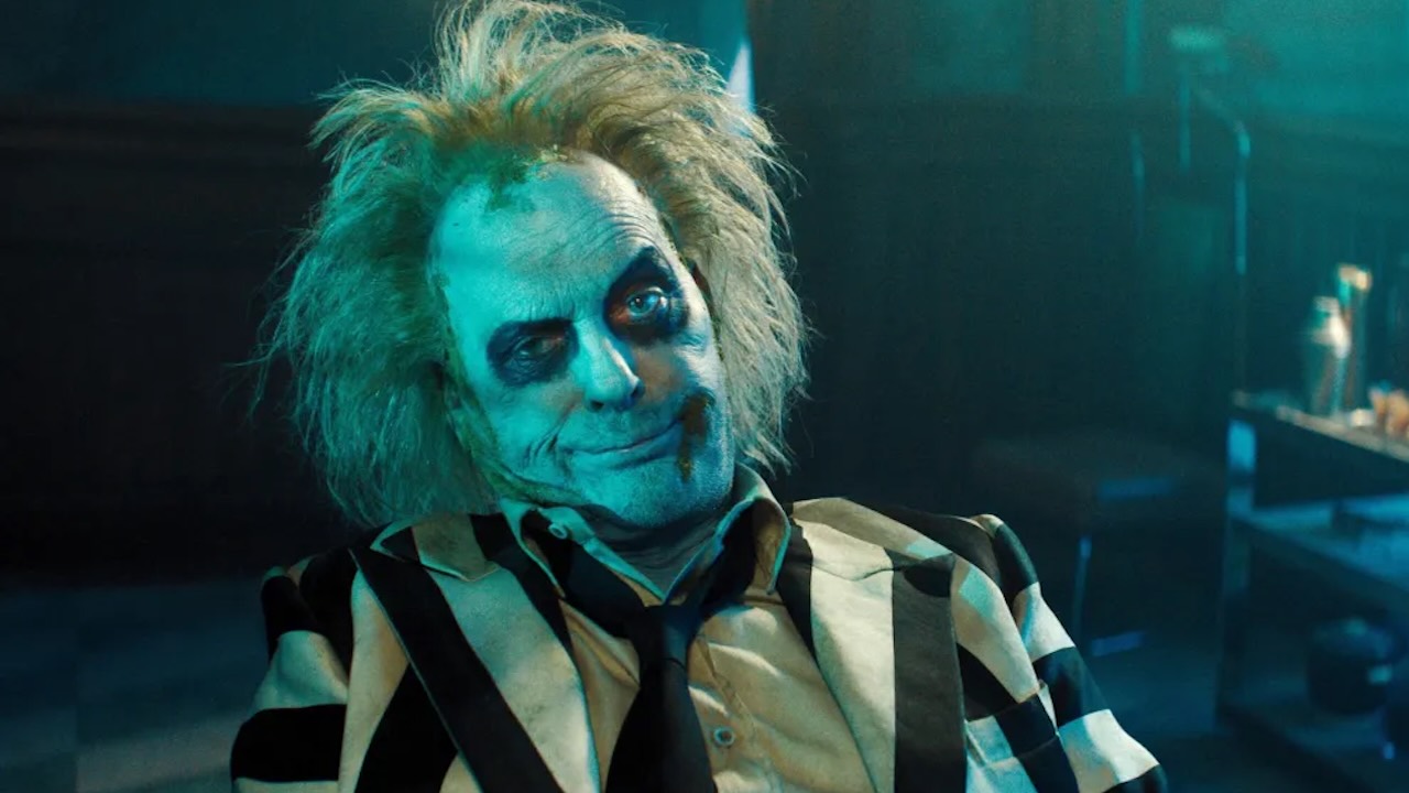 Michael Keaton en Beetlejuice, plus excentrique que jamais, prêt à semer le chaos dans cette nouvelle aventure.