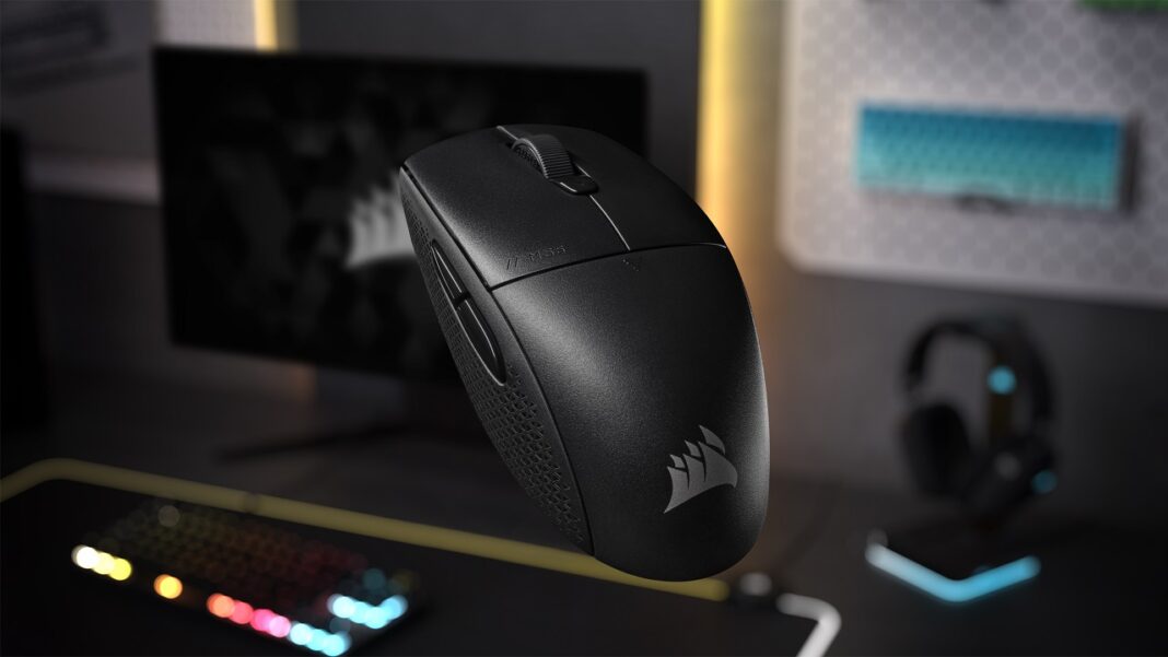 Malgré son allure compacte, la souris M55 Wireless de Corsair surprend