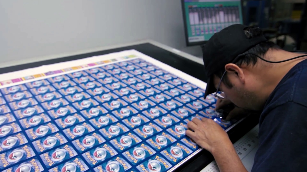 Les fabriques de cartes pokémon ont plusieurs processus de vérification.