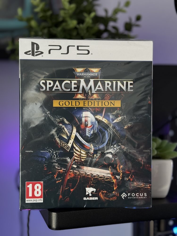 Édition Gold de Warhammer 40,000: Space Marine 2 sur PS5 incluant le jeu de base, accès anticipé, et contenu bonus exclusif.