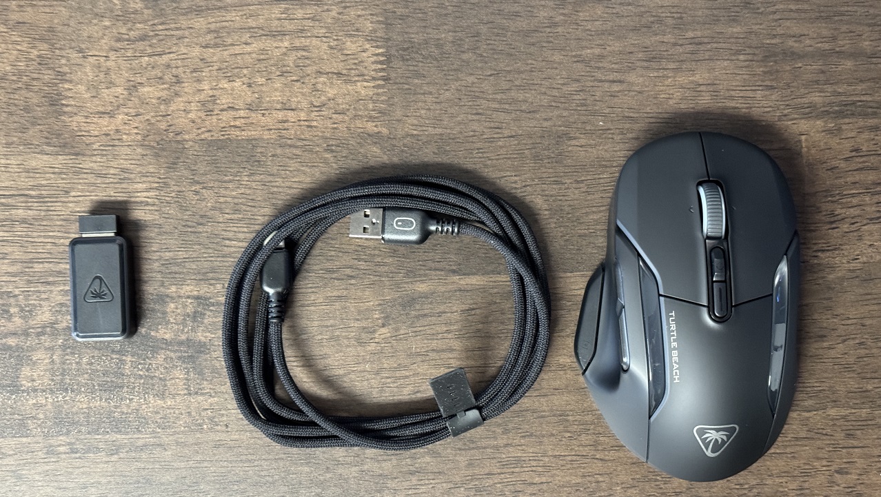 Contenu de la boite de la Turtle Beach Kone II Air avec le câble, le dongle USB et son adaptateur et la souris.