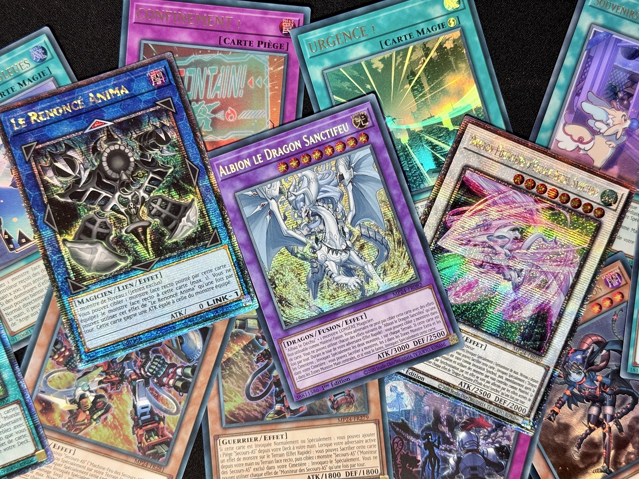 Contenu de la Dueling Mirrors Mega Tin Yu-Gi-Oh! 25e anniversaire