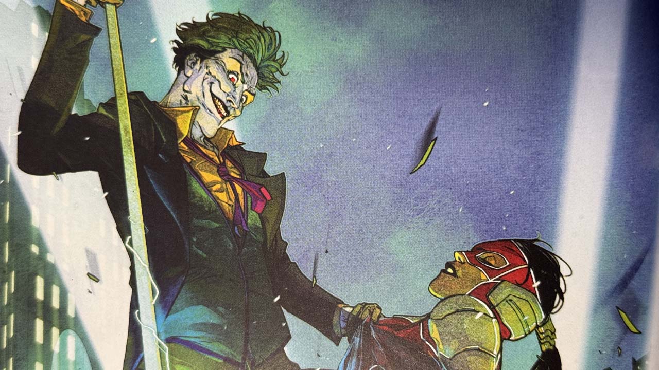 Le joker saisissant sa victime dans les rues de Gotham