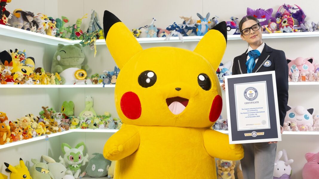 Pikachu reçoit un certificat du Guinness World Records pour le titre de "plus long unboxing en livestream", durant lequel 30 influenceurs ont ouvert plus de 20 000 cartes et produits Pokémon pendant 24 heures d'affilée. (Photo par David Parry/PA)