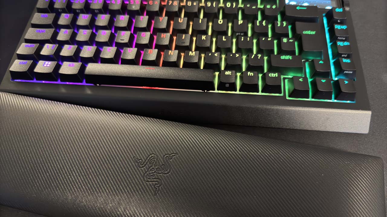 Razer Blackwidow V4 Pro 75% vient avec son repose-poignet aimanté de grande qualité.