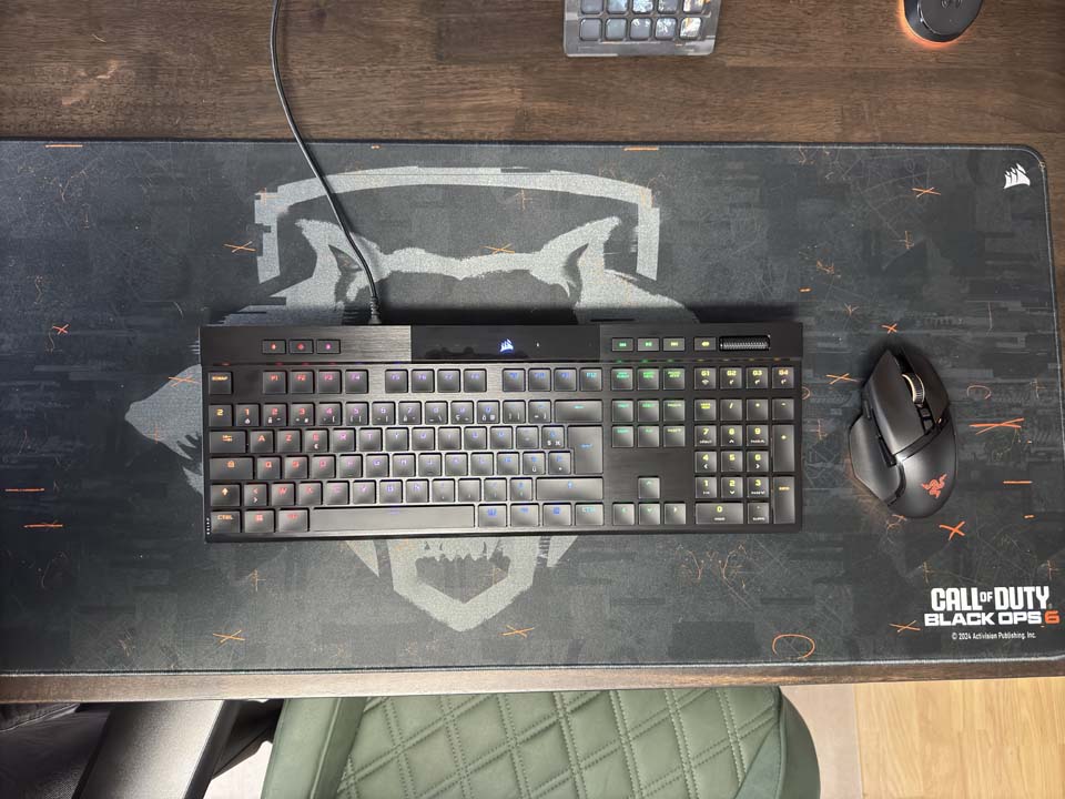 Le clavier Corsair K100 Air sur un setup gaming.