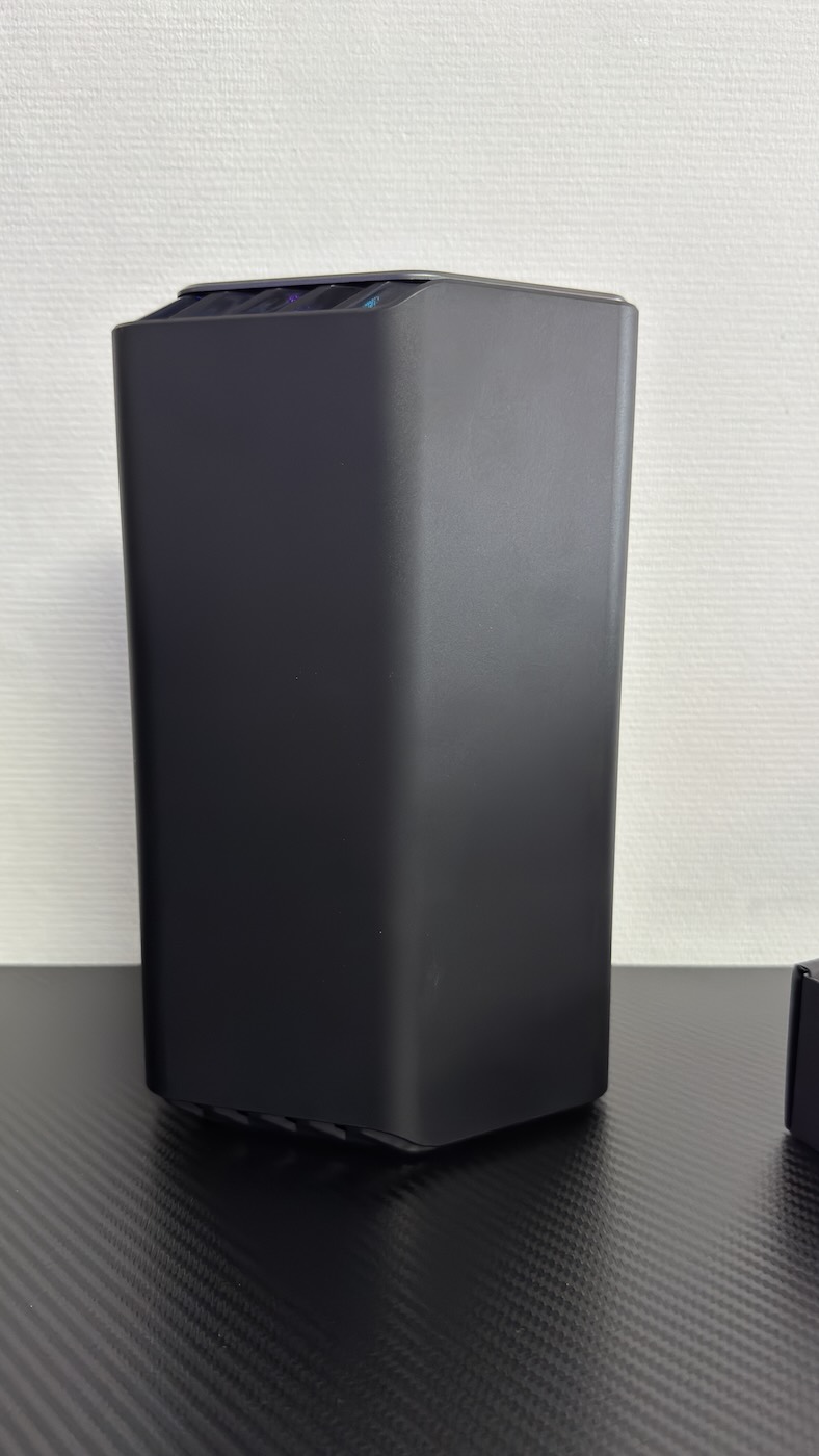 Le Nighthawk WiFi 7 Routeur RS500 de profil