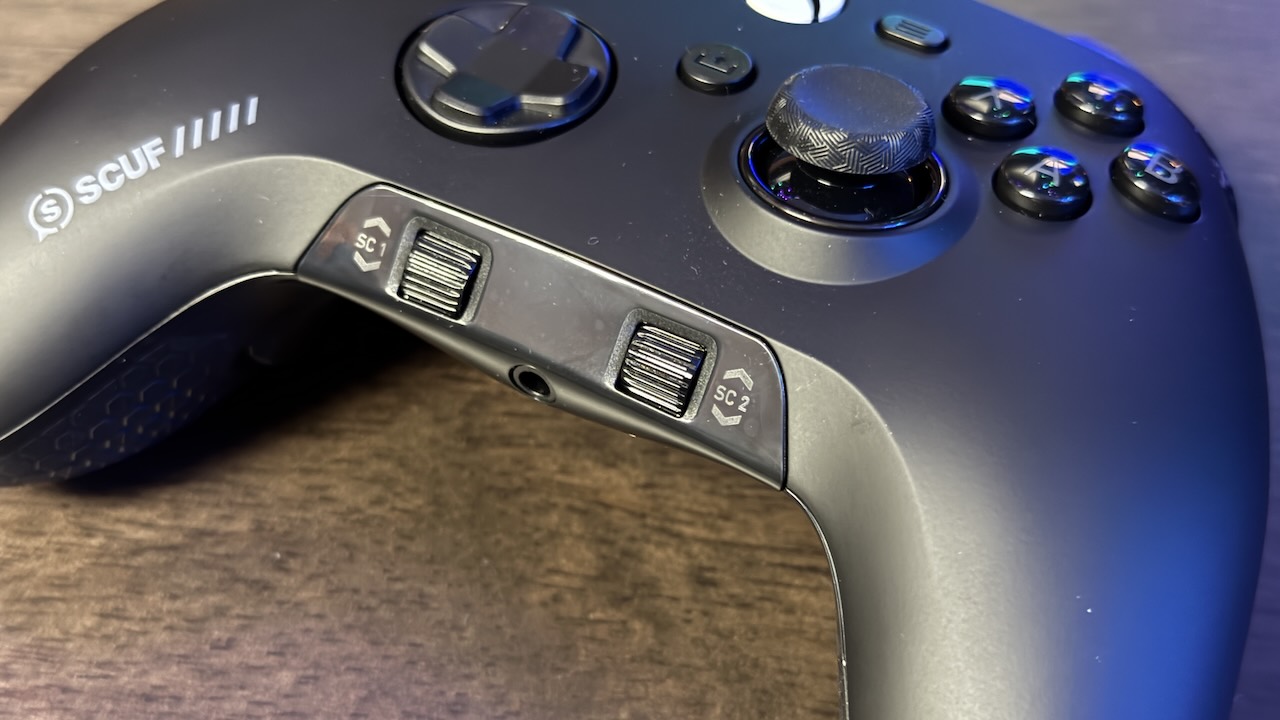 Deux molettes sous la SCUF Valor Pro permettent de régler le volume du jeu et du chat sur Xbox